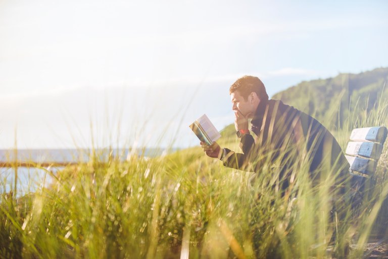 Foto di un uomo che legge un libro